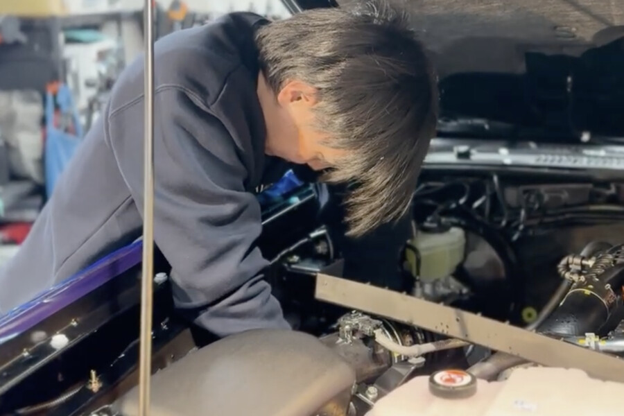 エンジンルーム内でカーセキュリティの取り付けを行うクレヴァーズ名古屋のスタッフ